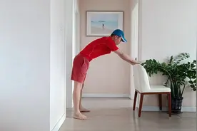 脖子粗肩背厚，坚持4个动作把斜方肌消下去，练出年轻体态