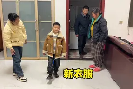 儿子买过年衣服了，回家穿给爷奶瞅瞅，高兴的走出自己帅气的步伐视频封面