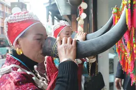 苗族新婚拦门酒，牛角必喝两杯才进门，你能喝几杯