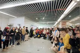 地铁站，合唱团突然唱响老歌《海阔天空》吸引现场大合唱，感动视频封面