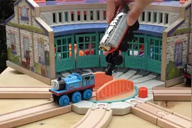 小男孩喜欢的仿真地铁新干线玩具小火车在高低轨道上趣味滑行比赛视频封面