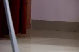 小伙来美院当人体模特，怎料学生全是女生，这下他怂了！视频封面