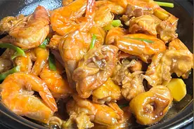 香喷喷的鲜虾滑鸡煲，出锅嫩滑多汁，做法简单好吃又下饭