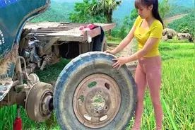貌美老板娘真能干，独自开拖拉机救援爆胎卡车，这钱赚的真不易视频封面