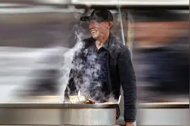 东北人的热情真的深入骨髓，善良的退伍老兵讲述他曾经的艰苦经历视频封面