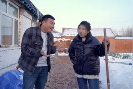 东北喜事：姐夫问，什么东西是你的却是别人在用？小姨子回答真逗