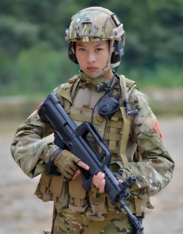 火凤凰女子特战队排爆及爆破手,南京大学化学系学生,代号"蚊香",拥有