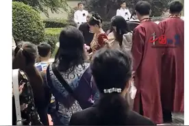 因属相反冲，新娘和丈夫各坐1辆婚车，发小躲在墙角图片
