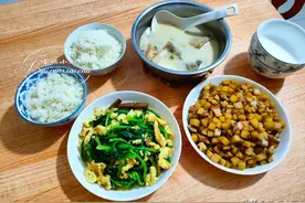 一家四口晚餐，2菜1汤，家常下饭又滋养，全家吃得香图片