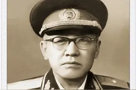 1955年大授衔，军衔被低授的只有这三个人，原因各不相同图片