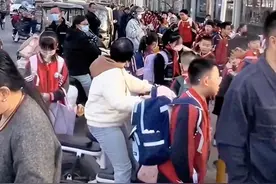 后续！河北小学不到点不让进，校方：下雨也得等着，教师子弟例外图片