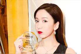 娄艺潇也开始走性感风，穿不规则吊带裙秀身材，熟女气质太明显图片