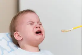 宝宝晚上哭闹是什么原因导致的图片