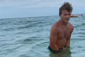 笑不活：美国男孩不知身上泳裤泡水会溶解，开心跳进海里后悲剧了图片