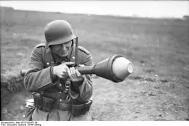 德军快乐棒！二战“铁拳”反坦克火箭筒，操作简单破甲性能一流图片