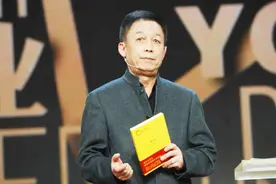 女学生高呼“易老师我想嫁给你”，易中天巧妙回答，赢得全场掌声图片