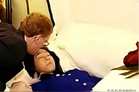 2004年，张纯如在车内饮弹自尽，丈夫亲吻额头告别，满脸凄然图片