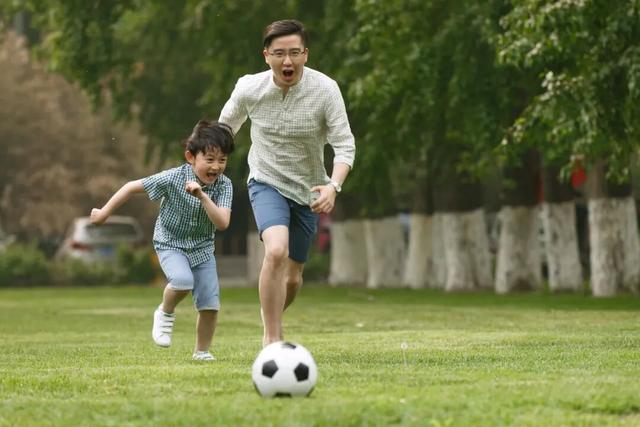 兴智：孩子过于胆小，不敢和人交流？3点，帮孩子克服社交恐惧！