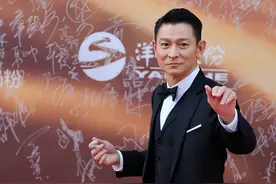 华表奖这一夜，脸肿、身高造假，刘德华狠狠打了内娱男星的脸图片