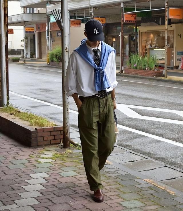 军绿色上衣搭配什么裤子有型?配军绿短裤帅气,配牛仔裤简约时尚(军绿