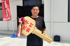 领钥匙交房啦！卫辉市首批128户安置群众喜提新居图片