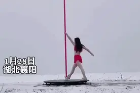 雪地里，一位红裙美女，穿着很少，跳起了钢管舞，像极了冰雪精灵图片