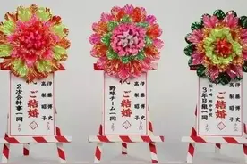 奇怪的习俗:日本人在喜事上送花圈图片
