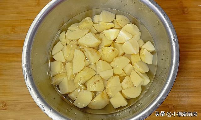 四川人做的土豆烧鸡就是不一样，味道麻辣鲜香，汤汁泡饭也特别香