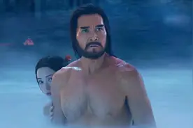 最近为费翔冲进电影院的咱妈，对着胸肌露出了今年最大笑容图片