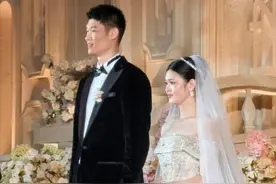 排面！胡金秋和爱妻携二子大婚，两任男篮主帅杜峰郭士强到场祝贺图片