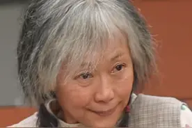69岁赵雅芝对比60岁叶童，自然老去和医美老去的差距一目了然图片
