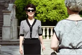 40岁以后T恤要少穿，不显气质，多穿这4件“夏季衫”，更优雅时髦图片