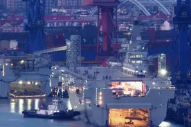 夺岛神器075两栖舰入列，排水量高达40000吨，中国海军实力倍增图片