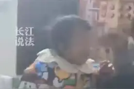 大人教宝宝玩摔炮，孩子转身就塞嘴里咬爆图片