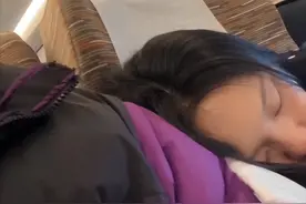 高铁上女子靠着陌生男子睡着，视频被双方父母刷到，结局太意外图片