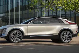 开车转弯时不小心压到白色实线，会被扣分吗？图片