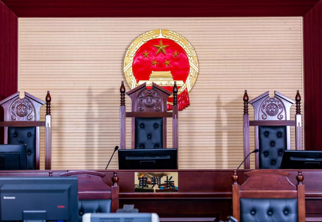 农民夫妻生活拮据，家中却藏有八千万现金，警察揭露他们的真面目