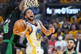 关注度倍增！总决赛G6裁判尺度引热议，勇士避免重演6年前悲剧图片