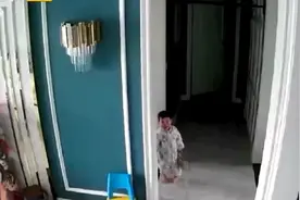 看哭了！内江两岁“警宝”独自视频求助出差外地父亲：“外婆不在了！”——图片