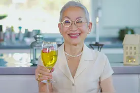70岁奶奶的幸福晚年：一人独居、爱喝啤酒，每天认真打扮热爱生活图片