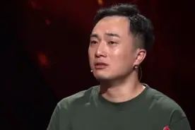 31岁儿子全职照顾痴呆母亲，洗澡、睡觉都在一起，称不怕被人议论图片