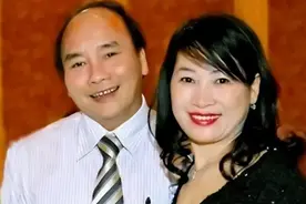 越南第一夫人天生一张旺夫脸！穿刺绣长裙超温婉，圆脸尽显高贵感图片