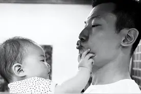 朱珠晒一家三口出游秀幸福，8个月女儿全身肉嘟嘟，长得超像爸爸图片