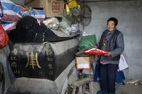 湖北守棺人：养育6个孩子，却怕死时无人下葬，守着棺材以泪洗面图片