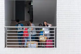 因为帮女生搬宿舍，郑州大学男生被反复批判图片