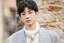 白敬亭，在8000万豪宅请何炅吃火锅，24年春晚唱《上春山》被网暴图片