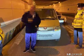 酒驾男子“包揽”多项违法被交警查处图片