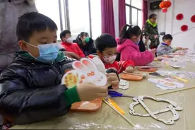 “自己亲手做的兔子花灯就是好看！”图片