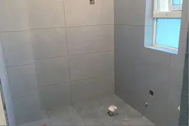 马桶下水管一定高于瓷砖完成面，切记，切记图片