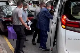 刘銮雄现身街头！有严重洁癖不让人直接碰，3名保镖备白毛巾伺候图片